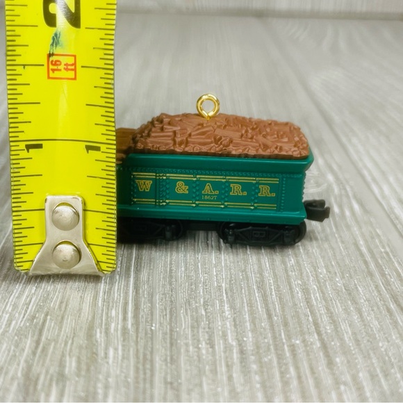 Hallmark QX6834 The Tender Lionel General Steam Locomotive Christmas Ornament - Picture 8 of 8